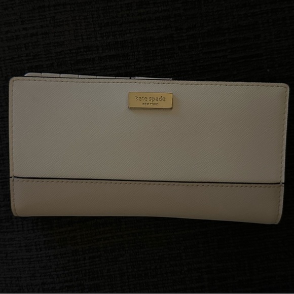 Kate spade Wallet - like new - Picture 1 of 3